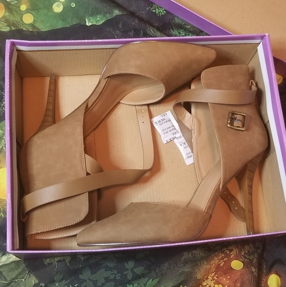 AIJAH High Heels - Picture 2 of 4